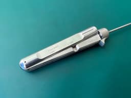 Висікач-кошик артроскопічний Acufex 010907, ротаційний 90°, праворуч, 2,2 мм