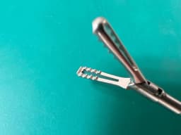 Затискач захоплюючий монополярний Aesculap PO647R ADTEC, вставки бранш, 5 mm, 310 mm