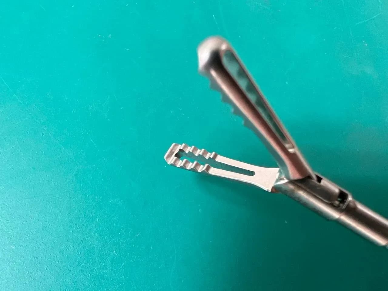 Затискач захоплюючий монополярний Aesculap PO647R ADTEC, вставки бранш, 5 mm, 310 mm