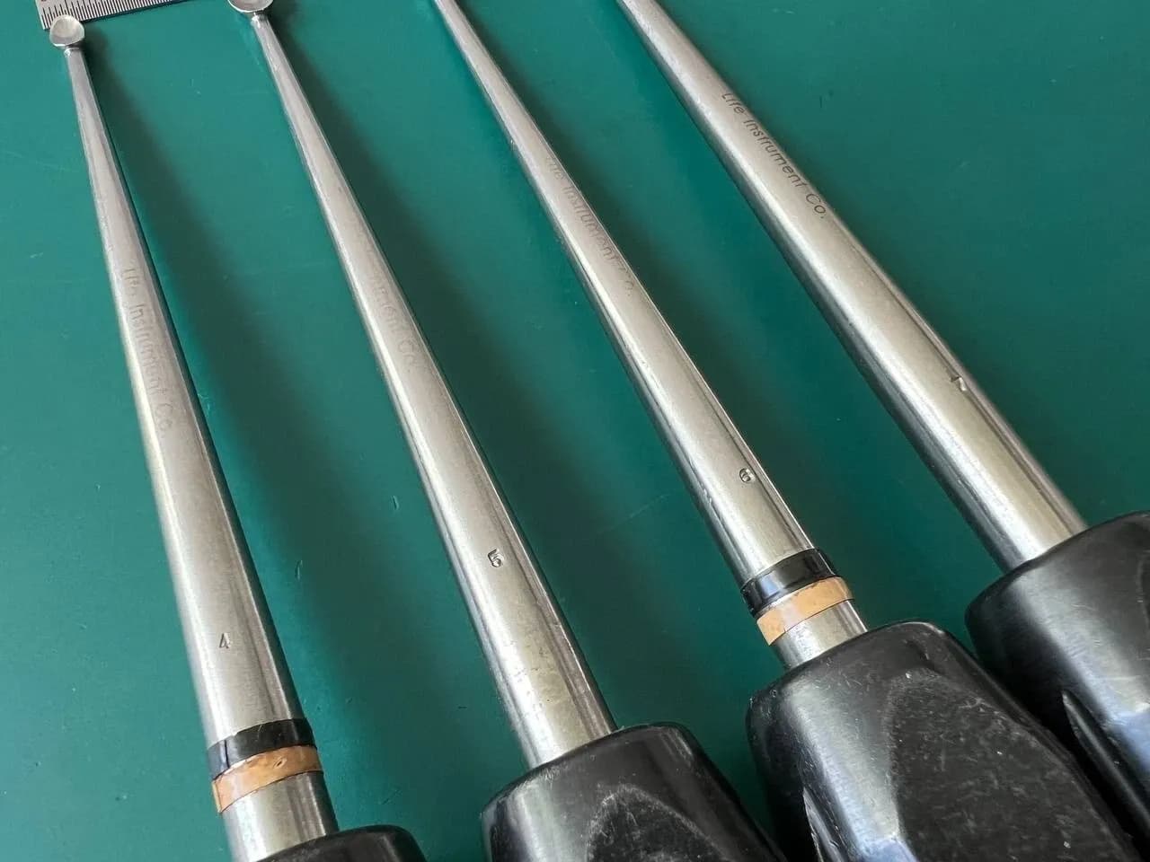 Комплект із 4 кюреток Life Instruments з довгою ручкою, 15″, прямі