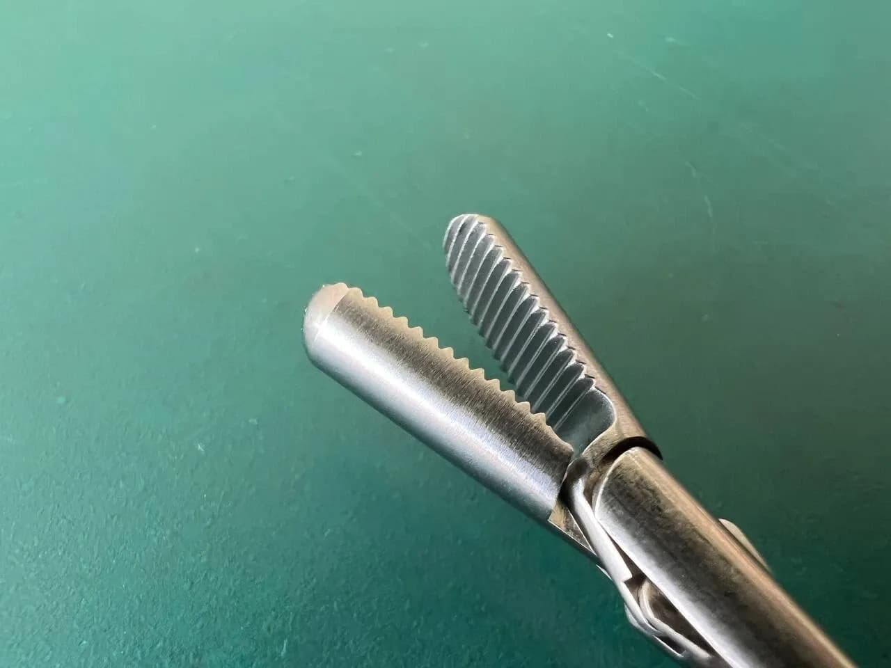 Захоплювальний пінцет Elmed 36-5015 Daniel Endoforehead 5 мм 5″ вигнутий лівий
