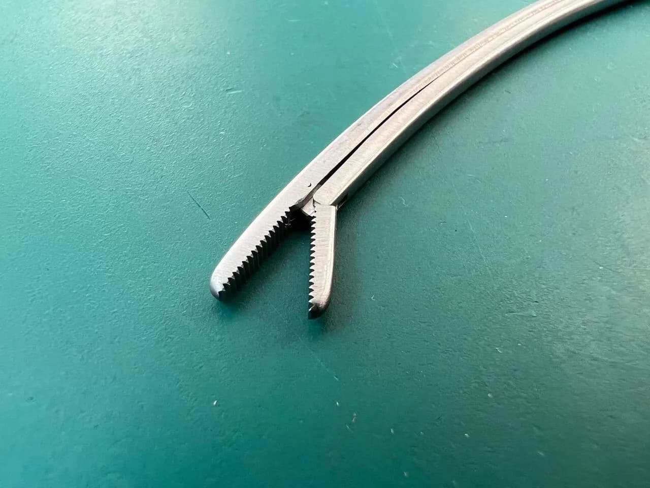 Aesculap MB474R Tendon Pulling Forceps Curved Serrated