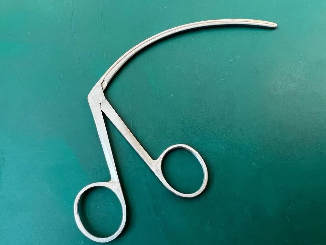 Aesculap MB474R Tendon Pulling Forceps Curved Serrated