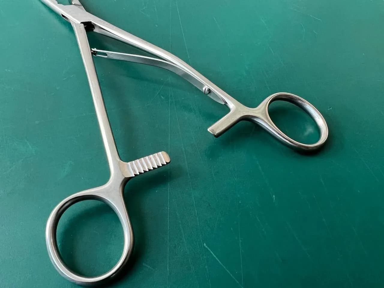 Karl Storz 40400H Fenestrated Grasping Forceps With Ratchet and Medial Joint