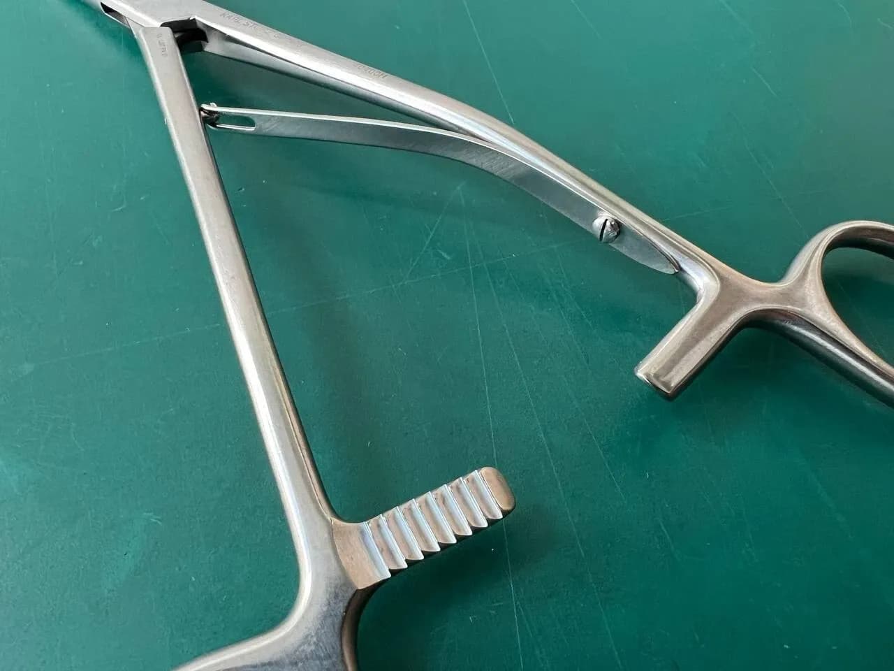 Karl Storz 40400H Fenestrated Grasping Forceps With Ratchet and Medial Joint