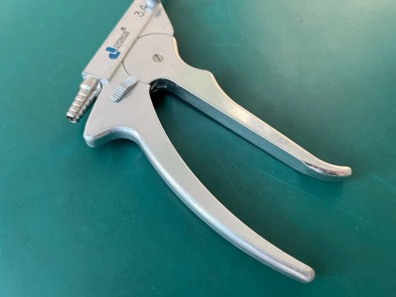 Артроскопічний висікач із відсмоктуванням Dyonics 2707 3.4mm 9 1/2″