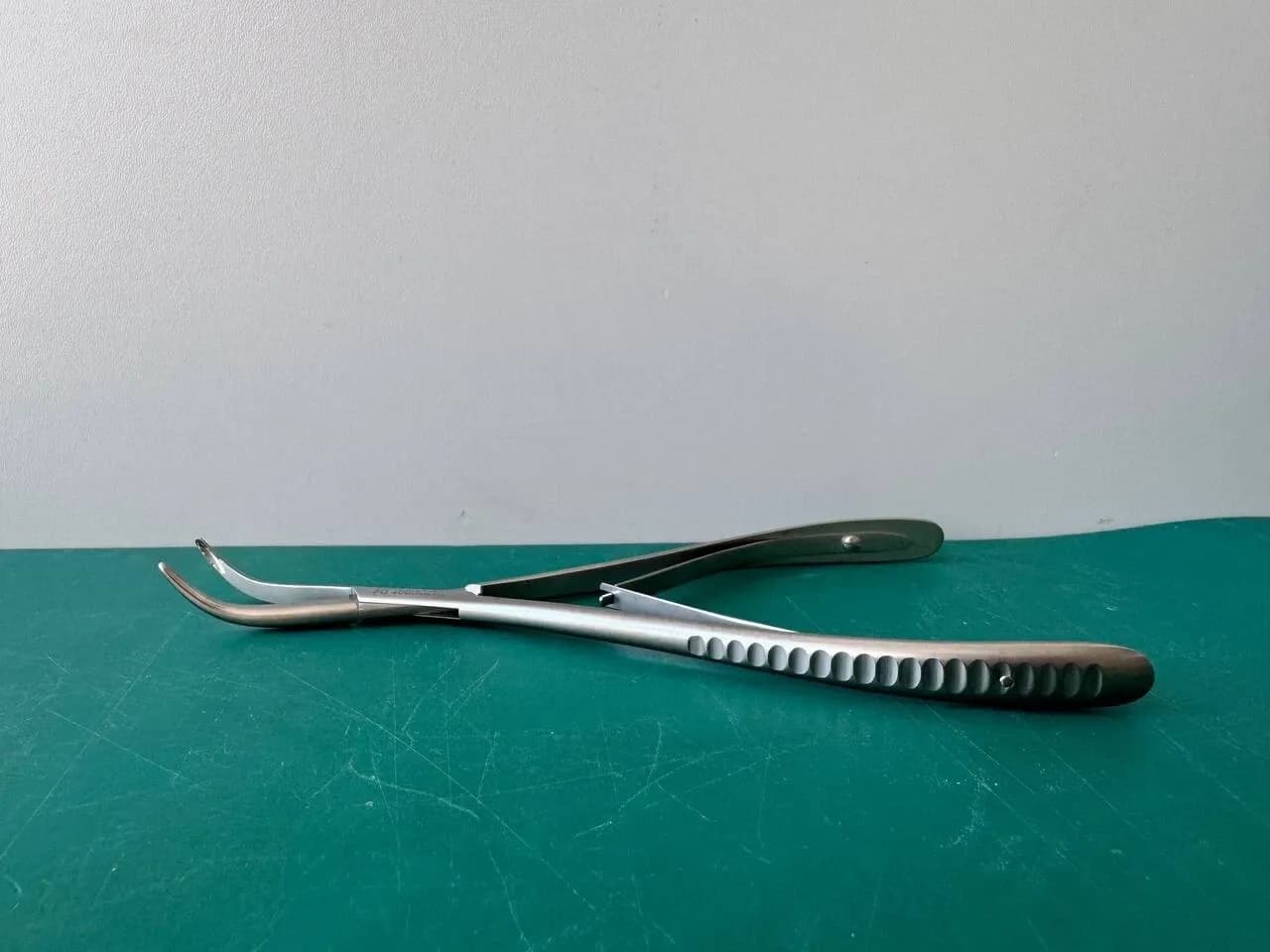 Пінцет для синовектомії Aesculap FO400 STELLBRINK, вигнутий, 170 mm (6 3/4″)