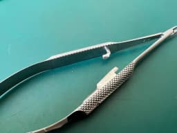 Storz E3828SW Barraquer Needle Holder 9mm Straight Delicate Locking