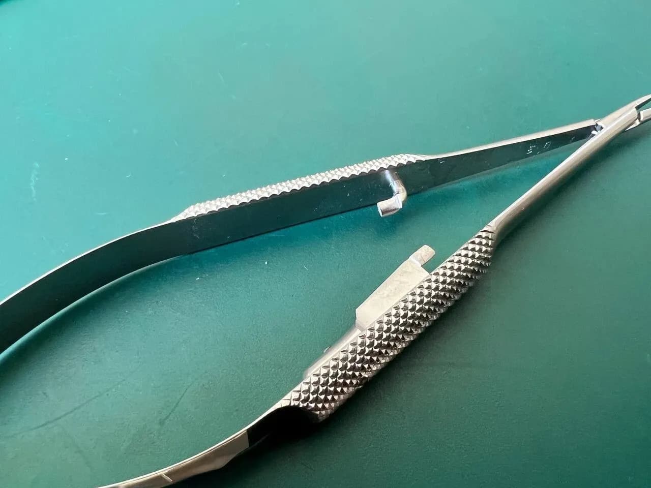 Storz E3828SW Barraquer Needle Holder 9mm Straight Delicate Locking