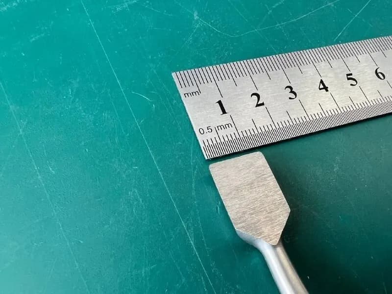 Распатор Aesculap FK323R вигнутий, 175 мм (6 7/8″), гострий, ручка PEEK, 13 мм