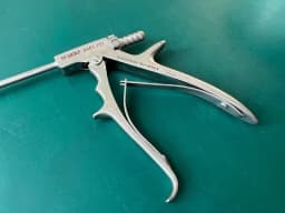 Пінцет-висікач аспіраційний R.Wolf 8403.222 з аспіраційним каналом, вигнутий 30° правий