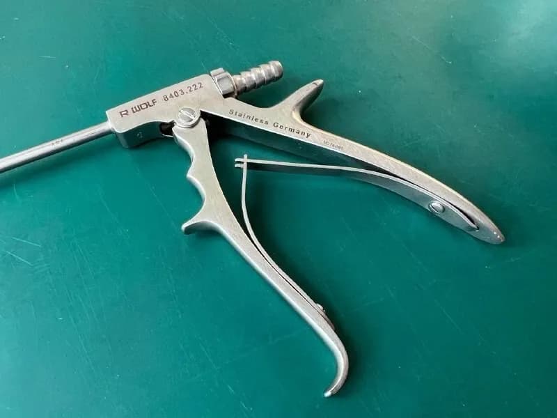 Пінцет-висікач аспіраційний R.Wolf 8403.222 з аспіраційним каналом, вигнутий 30° правий