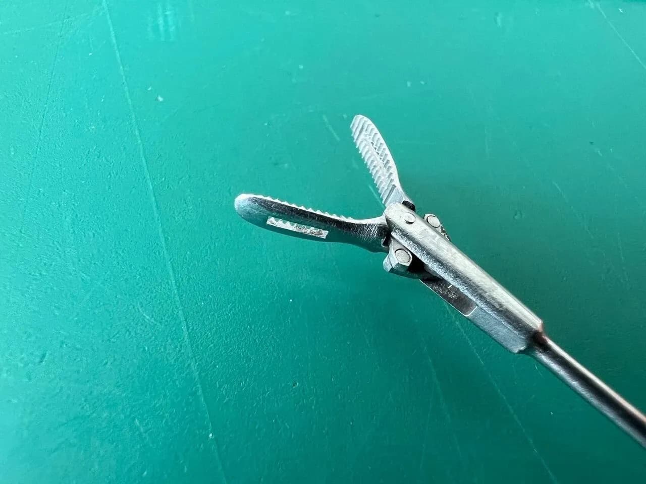 Storz 10372 K Bean Jaw Forceps, Dble-Action, Blunt Grooved, 1.5mm x 25cm
