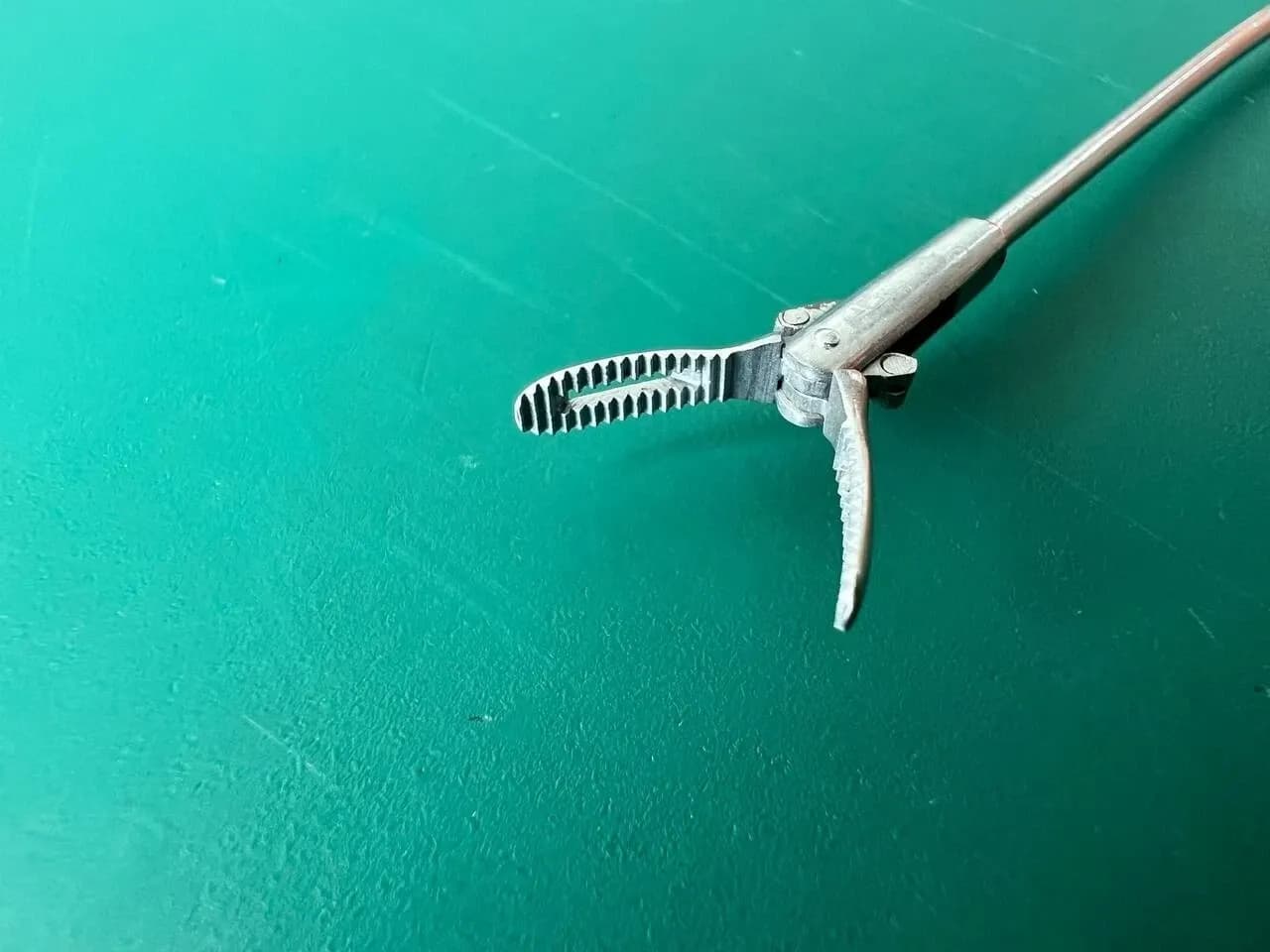 Storz 10372 K Bean Jaw Forceps, Dble-Action, Blunt Grooved, 1.5mm x 25cm
