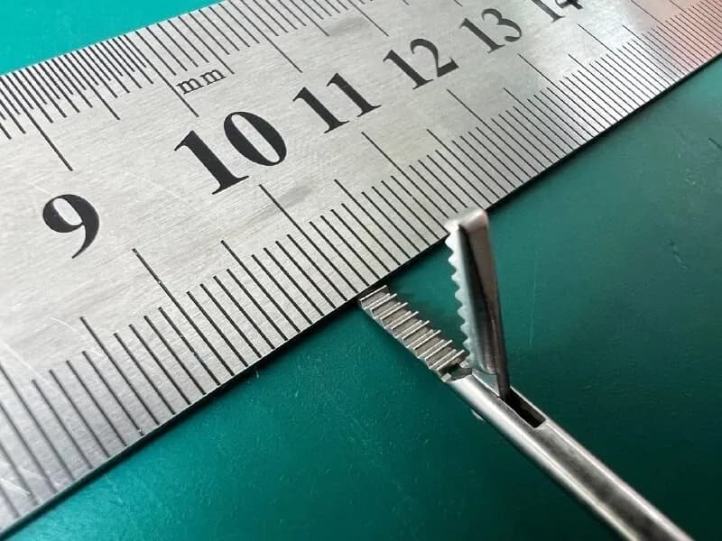 Голкотримач Richard Wolf 8383.52 із зубчастими односторонніми браншами