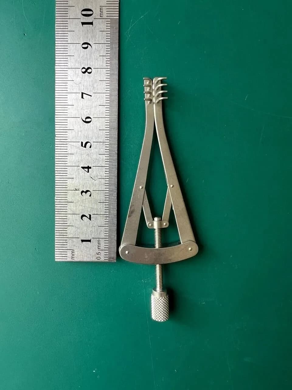 Jarit 205-105 ALM Retractor with blunt self-retaining teeth