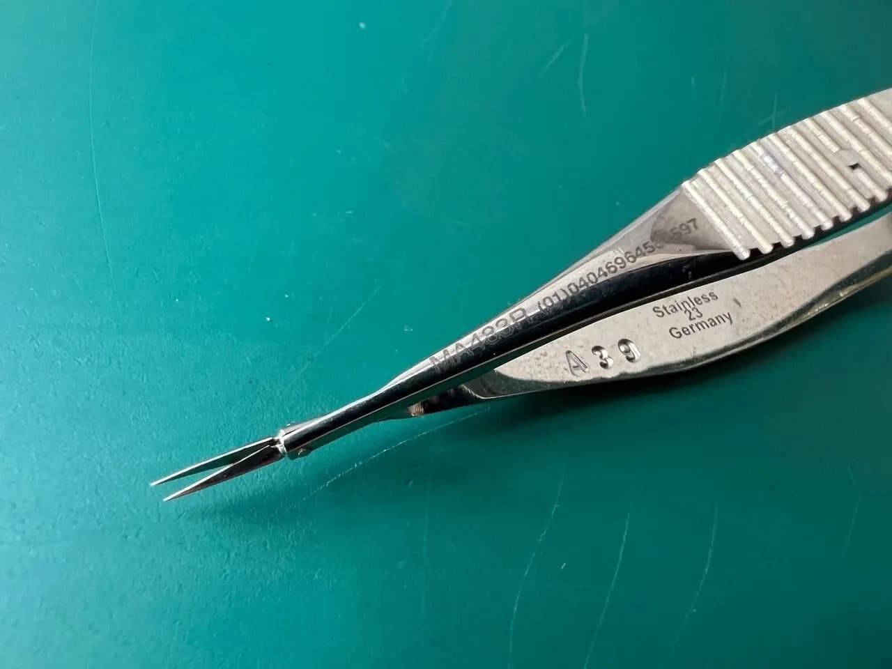 Ножиці для капсулотомії Aesculap MA483R Vannas, прямі, 3-1/4″