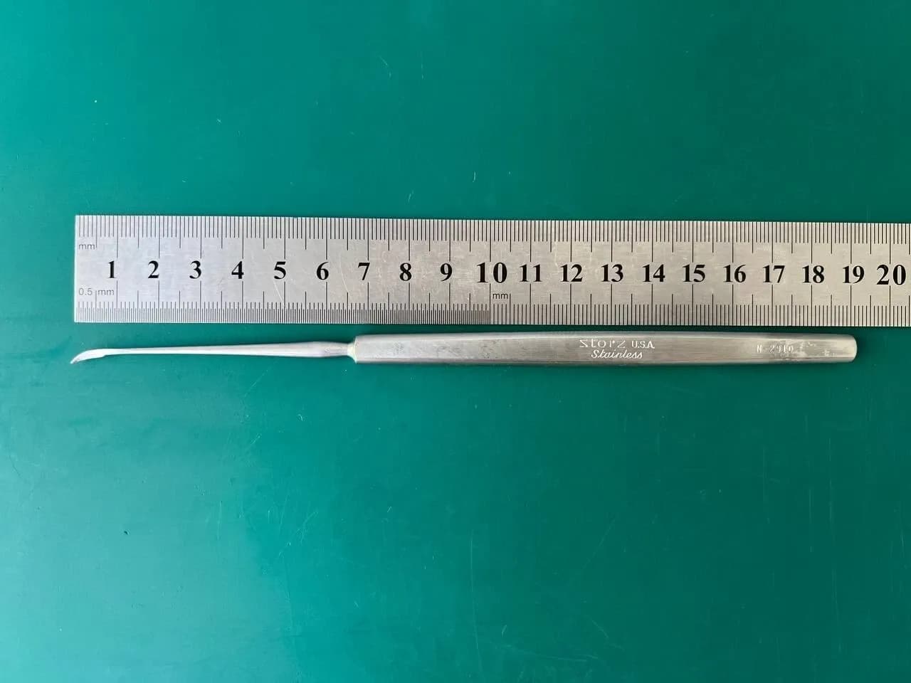 Storz N-2910 Curved Sickle Knife 7 1/2'', blunt 10 mm blade, flat handle