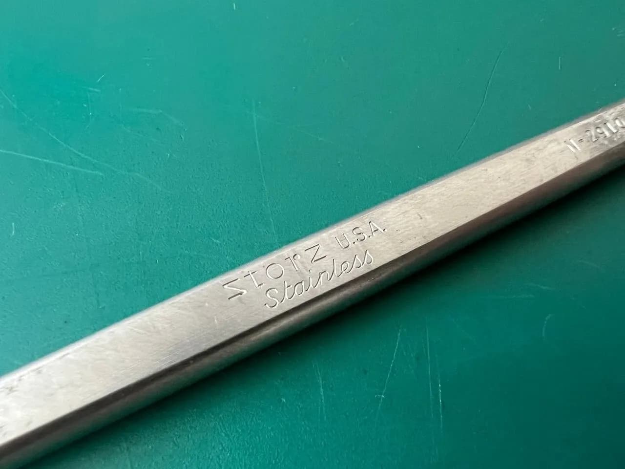 Storz N-2910 Curved Sickle Knife 7 1/2'', blunt 10 mm blade, flat handle