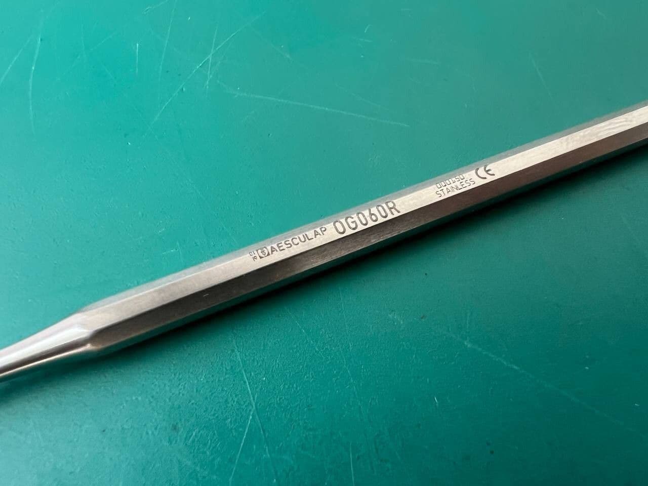 Дисектор Aesculap OG060R, зігнутий вліво, 160 mm (6 1/4″), малий, гострий кінчик