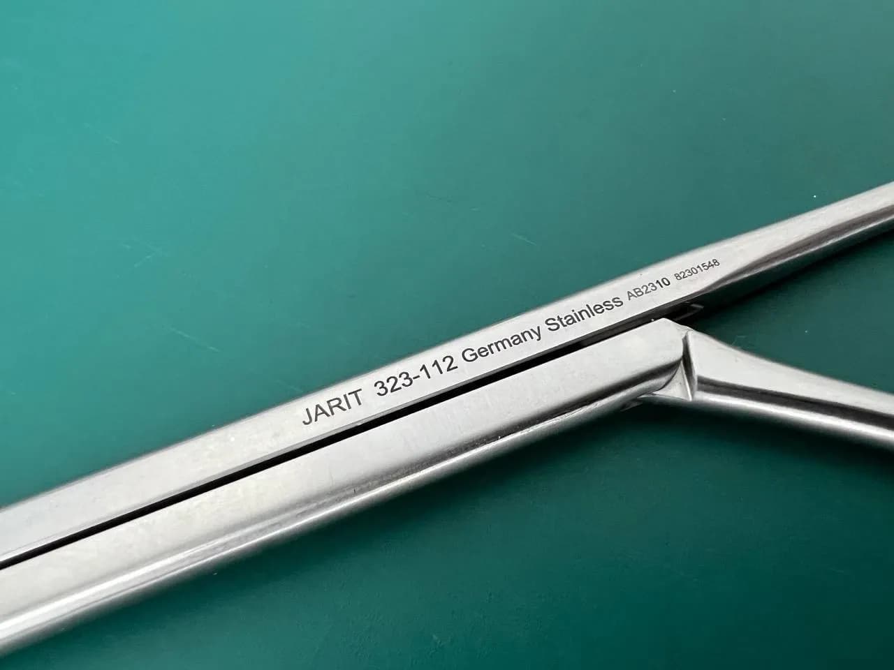 Затискач Фостера Jarit 323-112, подвійний шарнір, насічки 0.8mm, вигин 15° x 10mm діам.