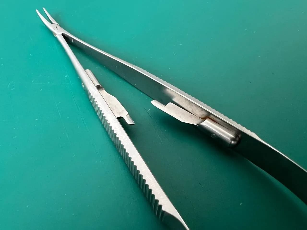Голкотримач Jarit 355-407 Castroviejo, вигнутий, 5 1/2″