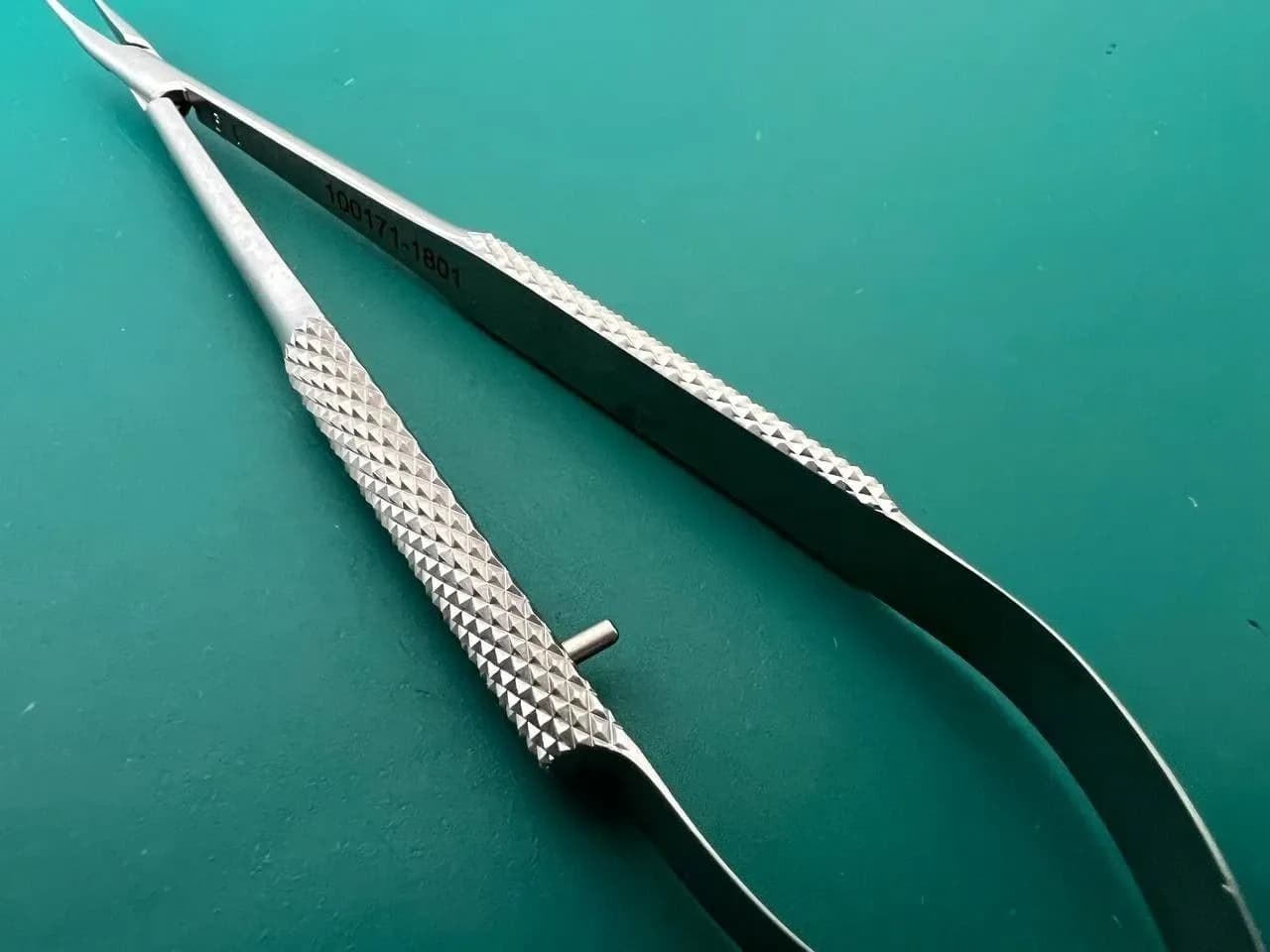 Голкотримач мікрохірургічний Jarit 355-436 Barraquer, кругла ручка, із замком, вигнутий