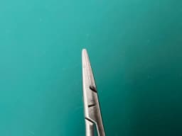 Мікрохірургічний голкотримач Jarit 277-075, 0.7mm x 10mm, прямий, кругла ручка, 5-1/2″