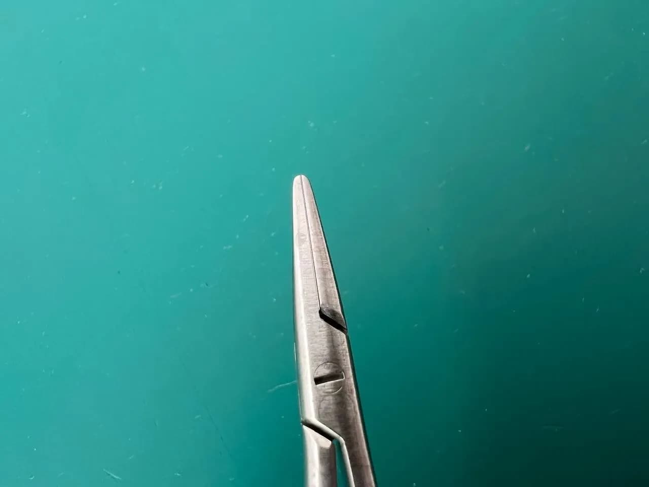 Мікрохірургічний голкотримач Jarit 277-075, 0.7mm x 10mm, прямий, кругла ручка, 5-1/2″