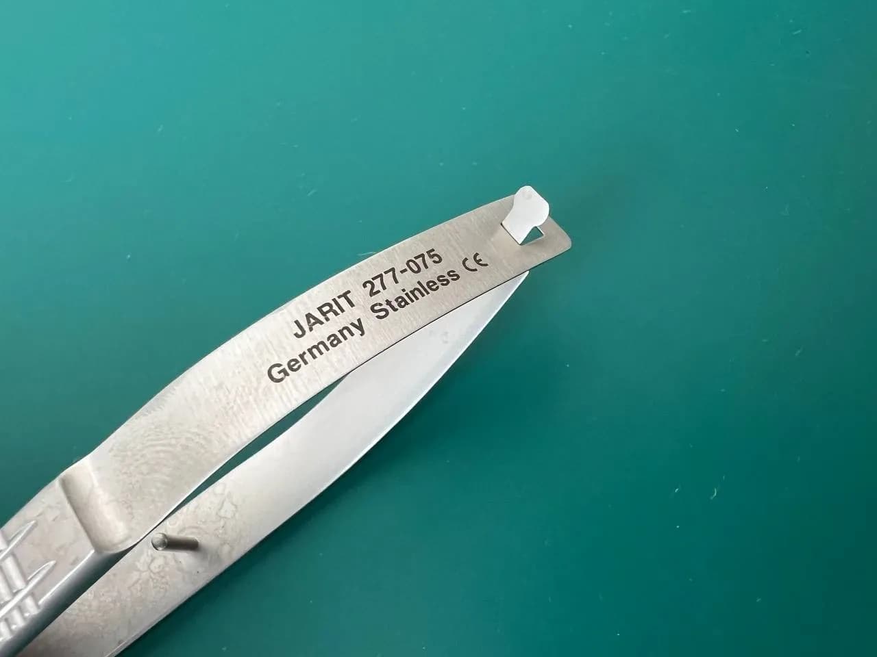 Мікрохірургічний голкотримач Jarit 277-075, 0.7mm x 10mm, прямий, кругла ручка, 5-1/2″