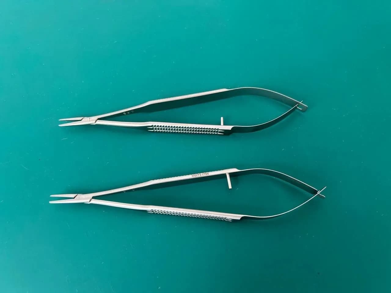 Мікрохірургічний голкотримач Jarit 277-075, 0.7mm x 10mm, прямий, кругла ручка, 5-1/2″