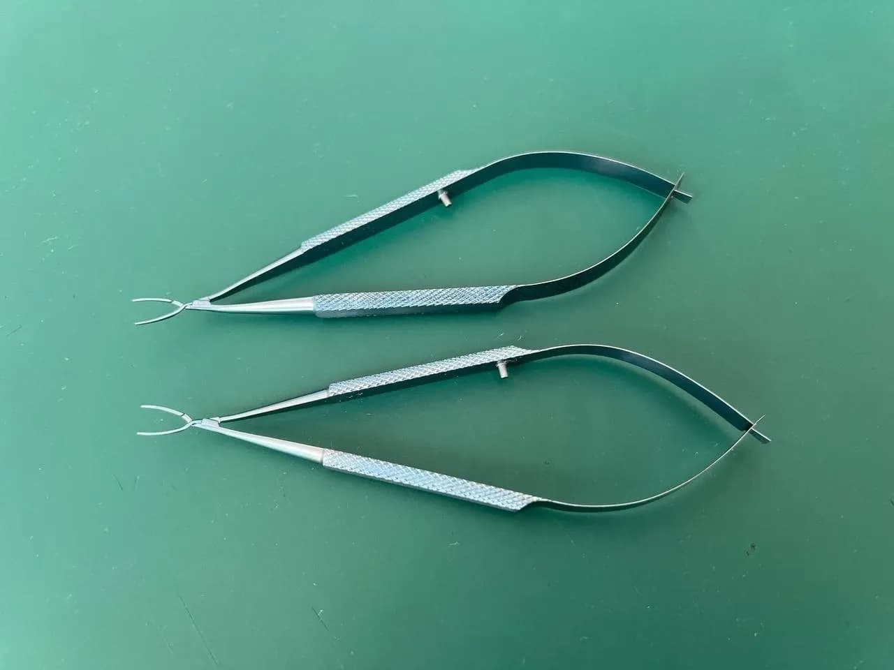 Storz ET2901 Hall lens insertion forceps, 4 1/4'',angled, thin, long jaws