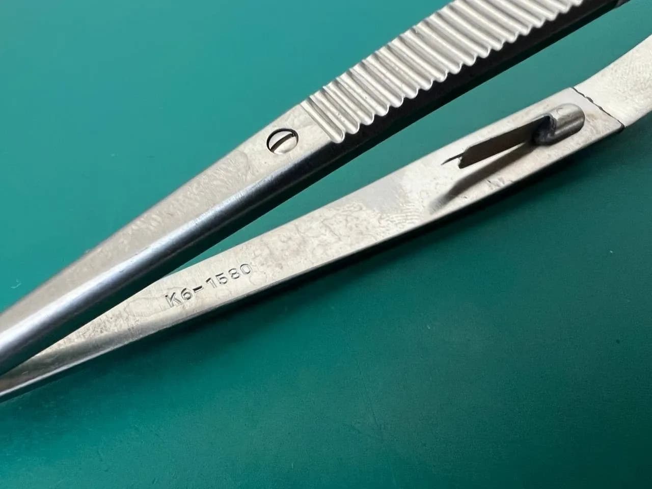 Голкотримач Castroviejo Katena K6-1580, вигнутий, із замком