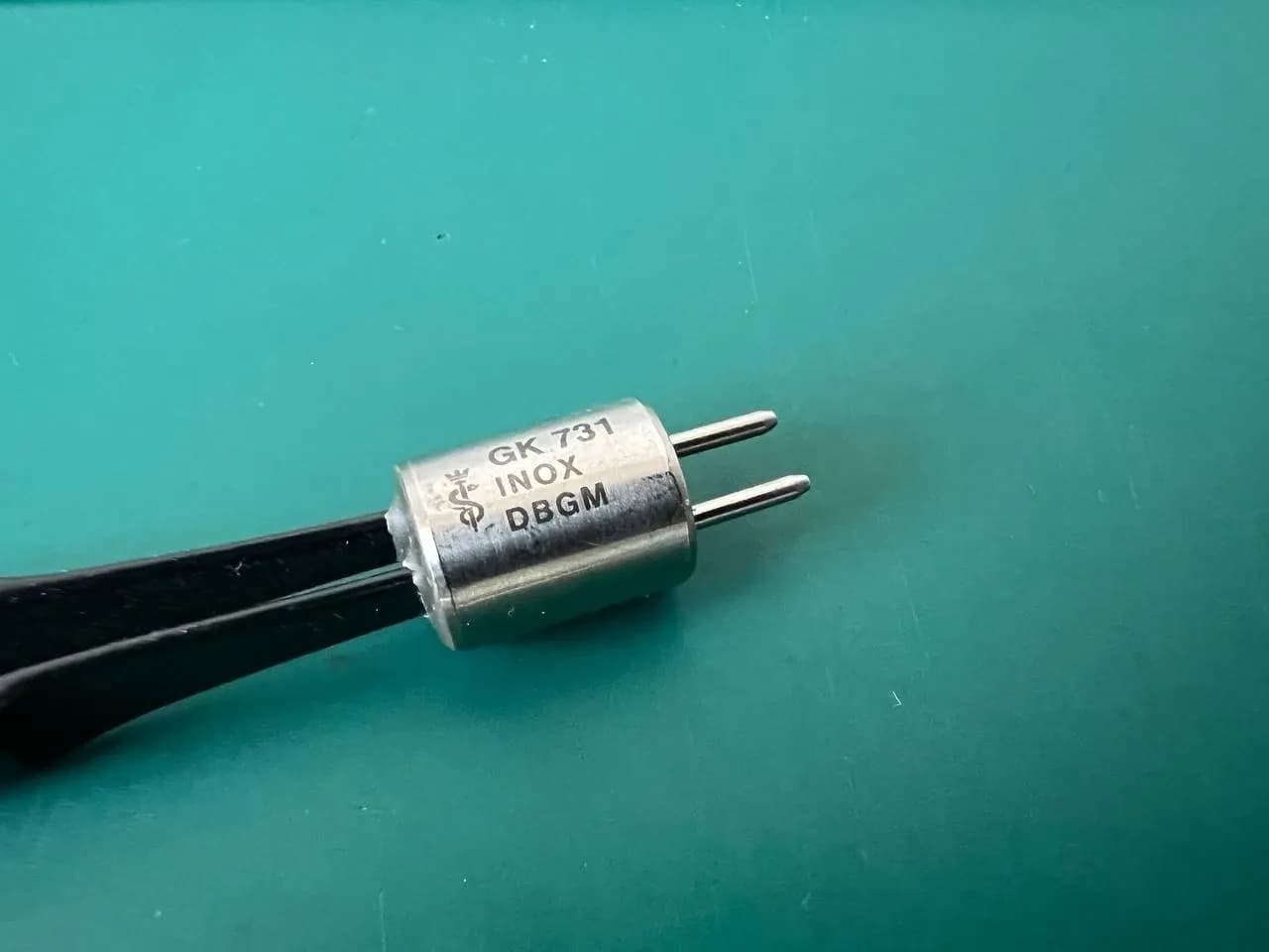 Біполярний пінцет Aesculap GK731, вигнутий, 200 mm (7 7/8″), роз'єм US round pin