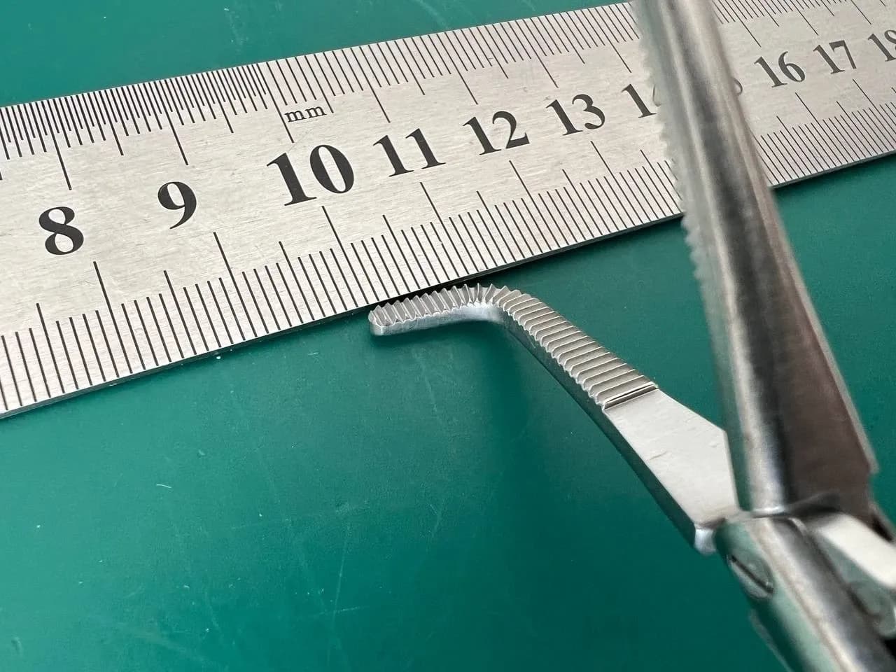 Затискач препарувальний Pilling 211290A Mixter, вигнутий, 8½″, кінчик 2.7 mm