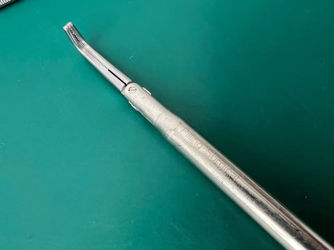 Затискач препарувальний Pilling 211290A Mixter, вигнутий, 8½″, кінчик 2.7 mm