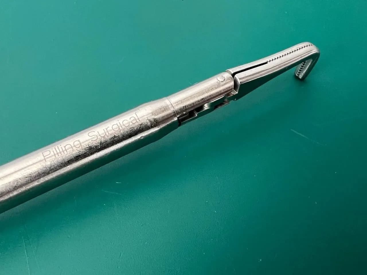 Затискач препарувальний Pilling 211290A Mixter, вигнутий, 8½″, кінчик 2.7 mm