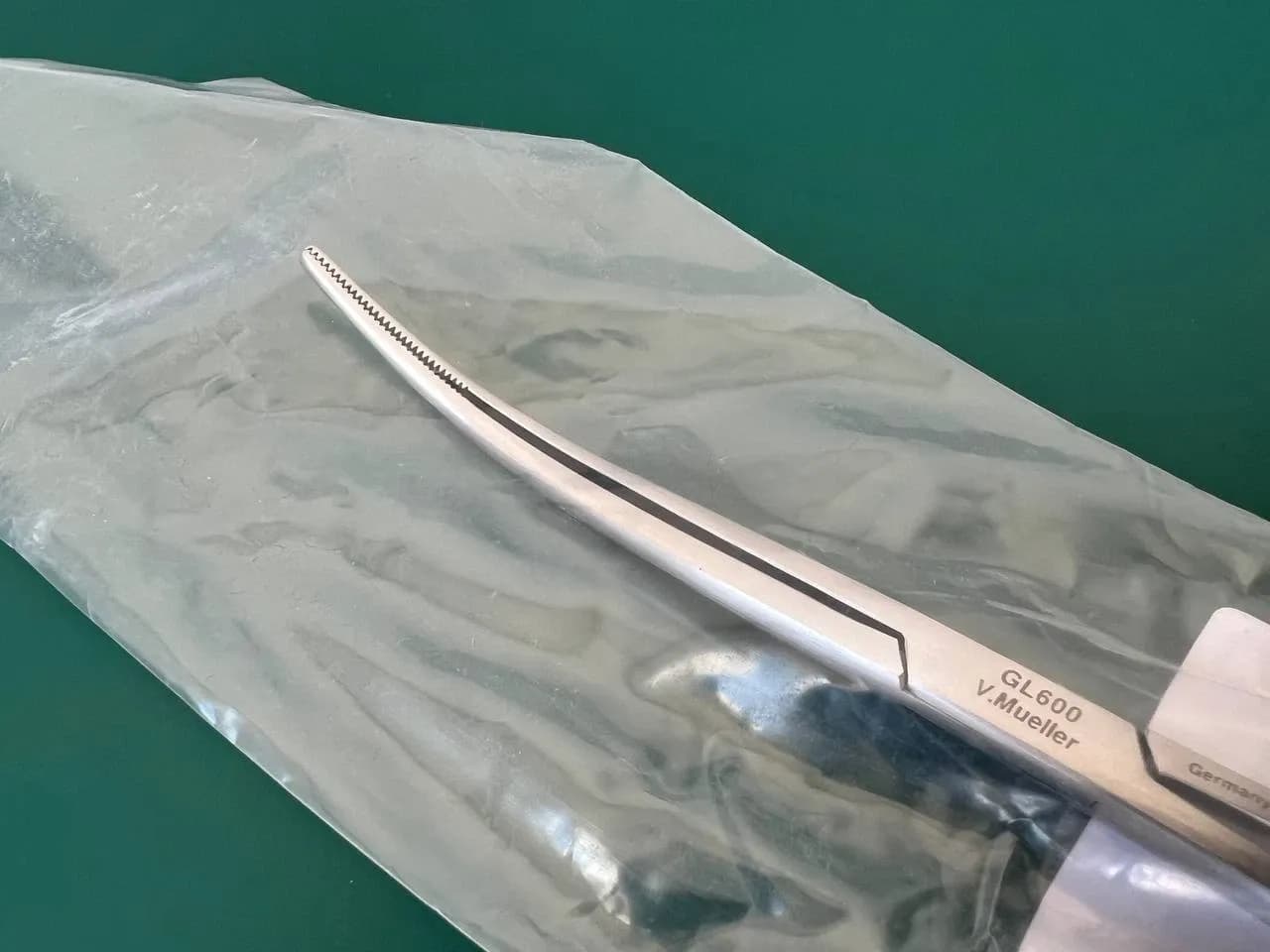 Пінцет матковий тампонувальний V.Mueller GL600 Bozeman, вигнутий, 25.4cm