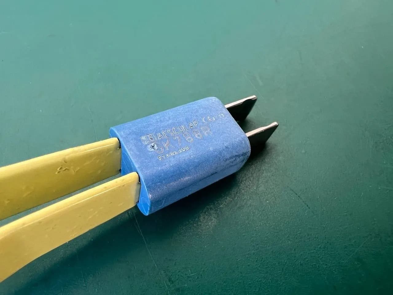 Пінцет біполярний багнетний Aesculap GK788R Yasargil 0.4mm x 115mm