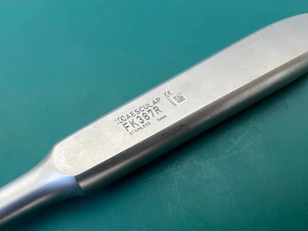 Распатор Semb Aesculap FK387R, вигнутий, гострий, 230 мм (9″), ширина 15 мм