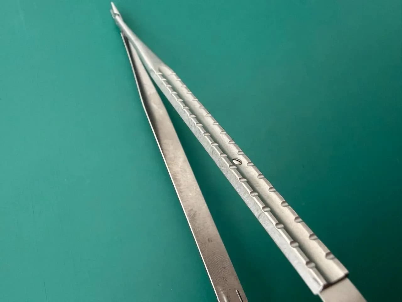 Aesculap FD048R Micro Needle Holder, straight, 200 mm (7 7/8")
