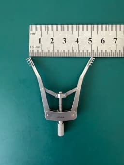 V.Mueller SU3147 Alm Minor Surgery Retractor 4x4 Blunt Prongs
