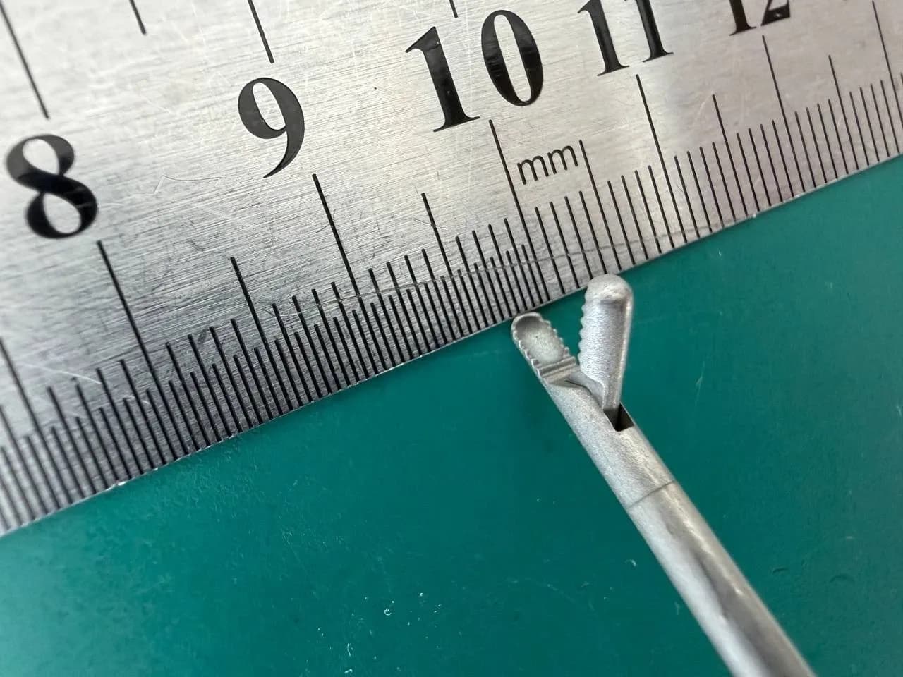 ConMed SHUTT-Linvatec 12.1001 2.75mm Straight Grasping Forceps Arthroscopy 9"