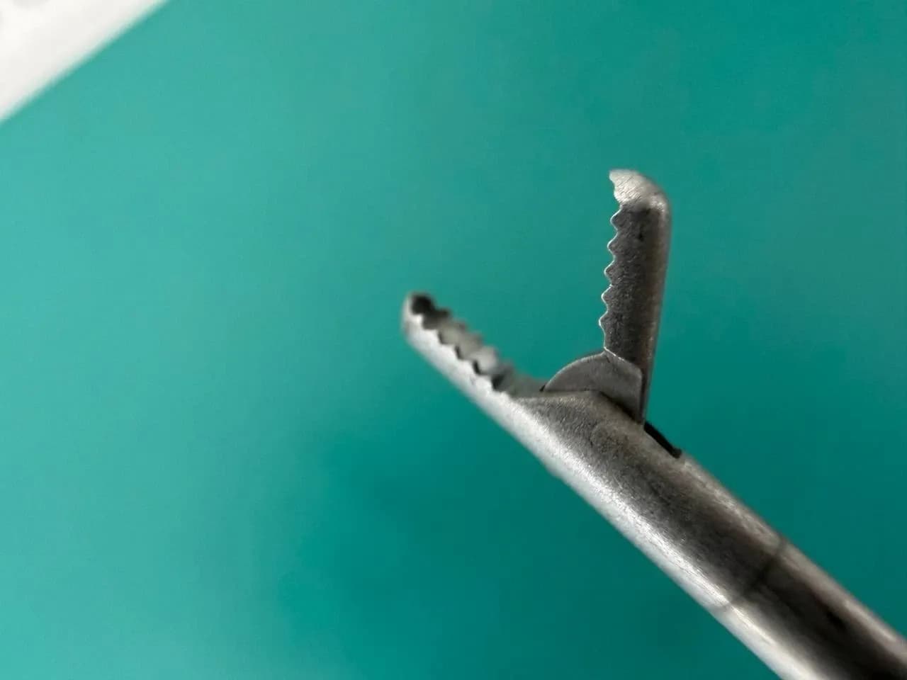ConMed SHUTT-Linvatec 12.1001 2.75mm Straight Grasping Forceps Arthroscopy 9"