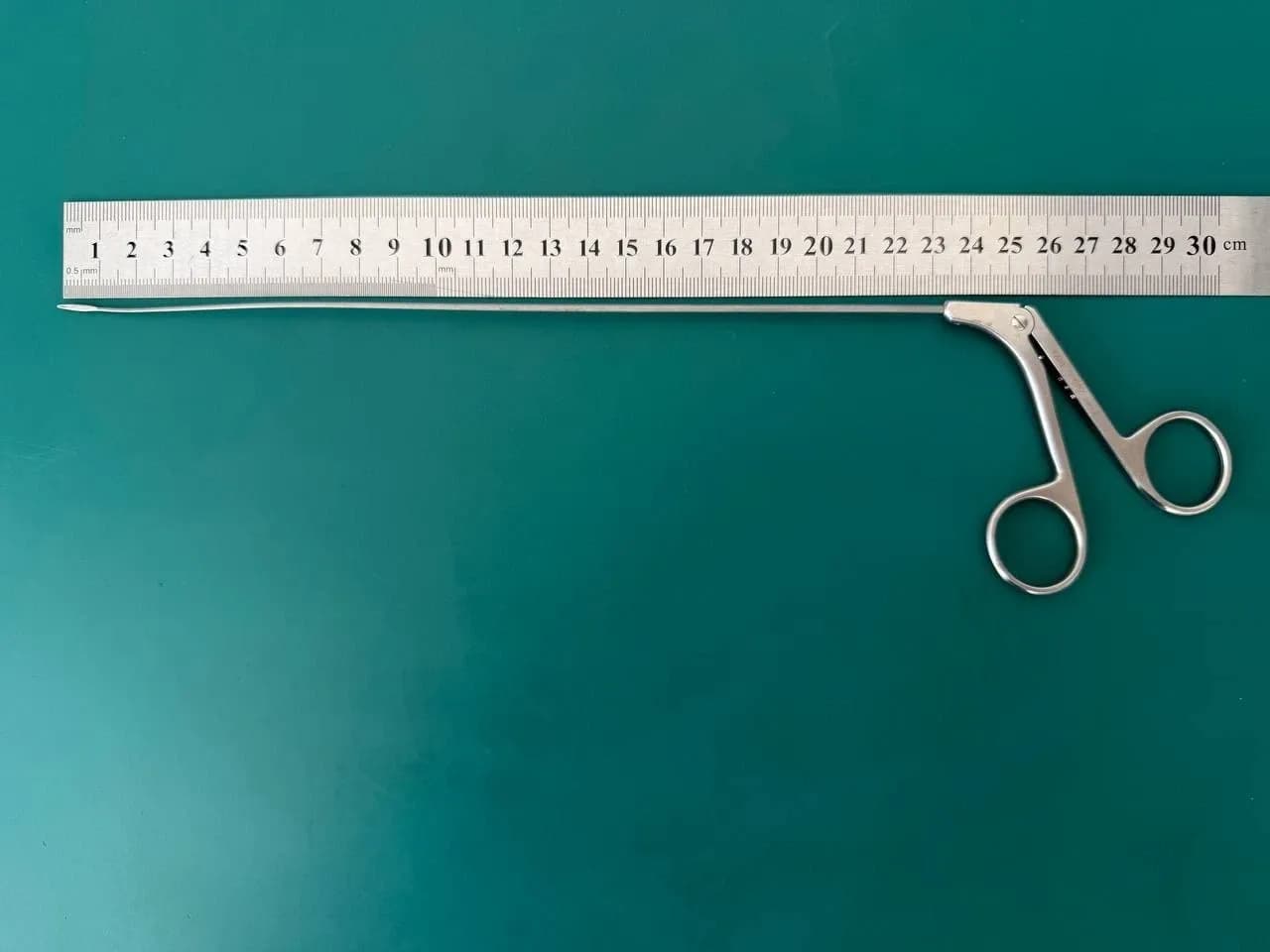 Затискач Karl Storz 8593CM Kleinsasser Mini, вигнутий вліво, зубчастий