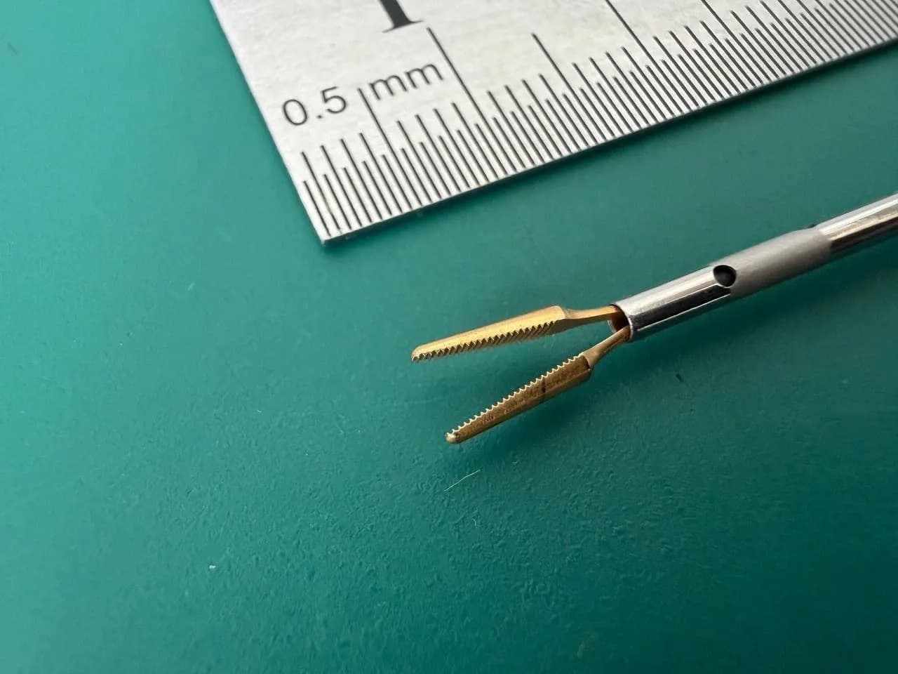 Dyonics 3489 ARTHROSCOPIC SMALL JOINT INSTRUMENT Grasper, Serrated