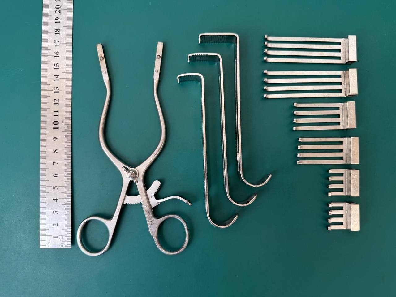 Pilling 35-1680 IMPROVED HENLY RETRACTOR WITH ARMS SPREAD OUTWARD