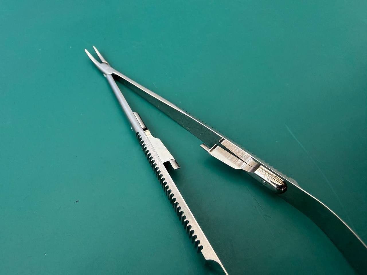 Голкотримач Storz E3848 Castroviejo 11mm вигнутий із замком