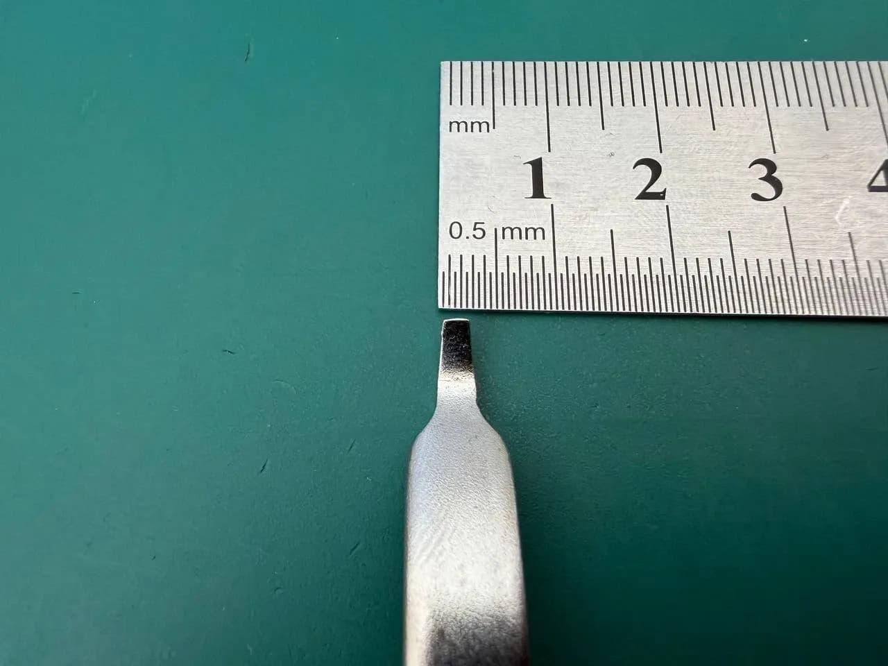 399.19 Small Hohmann Retractor 8mm Short Narrow Tip 160mm