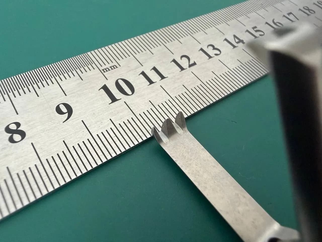 Затискач монополярний кігтьовий Aesculap PO623R ADTEC 2x3 зубці 10mm, ручка PO958R